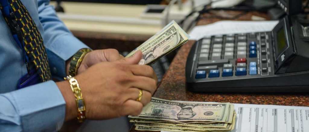 El d&oacute;lar blue cerr&oacute; otra semana por debajo de $1.200