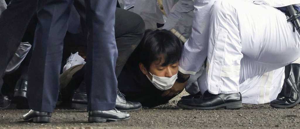 Video: atacaron al primer ministro de Japón con una bomba de humo