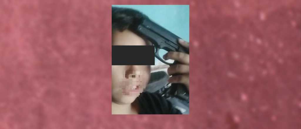 Video: un niño de 11 amenazó con un arma y le dio un culatazo a su maestra