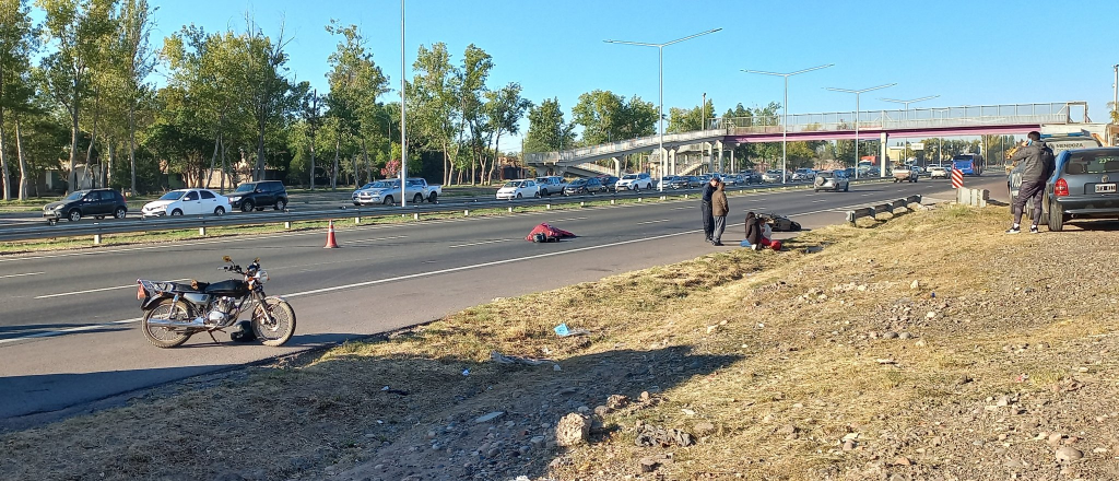 Una mujer murió al caer de una moto en el Acceso Sur