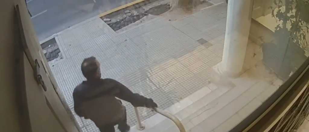 Videos escatológicos: el "loco" que defeca en la puerta de edificios céntricos