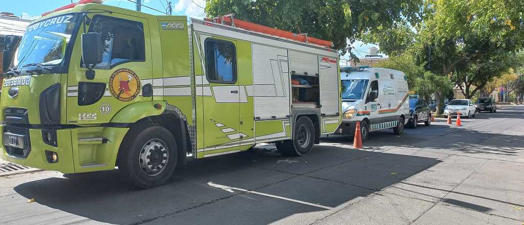 Bomberos rescataron a una mujer que cay&oacute; a una alcantarilla en Godoy Cruz