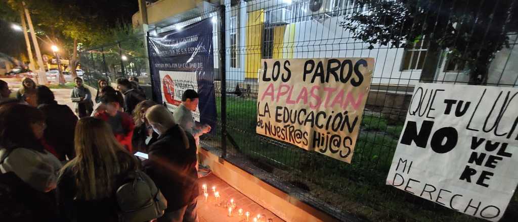 Vigilia de padres de alumnos de colegios de la UNCuyo por el paro docente