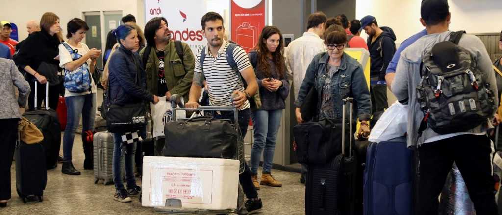 Cuáles son los vuelos a Mendoza cancelados por la restricción de dólares