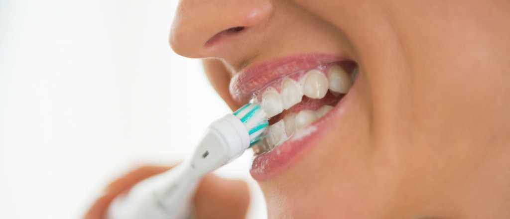 Tres maneras de blanquear tus dientes en casa