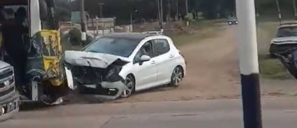 Locura: colectivo de la barra de Aldosivi chocó y arrastró a un auto