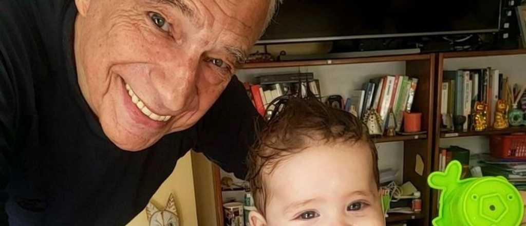 As&iacute; se divierte el doctor Alberto Cormillot con su beb&eacute; Emilio
