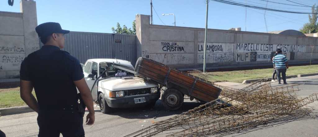 Una mujer chocó contra un carro que se descolgó de un auto en Godoy Cruz