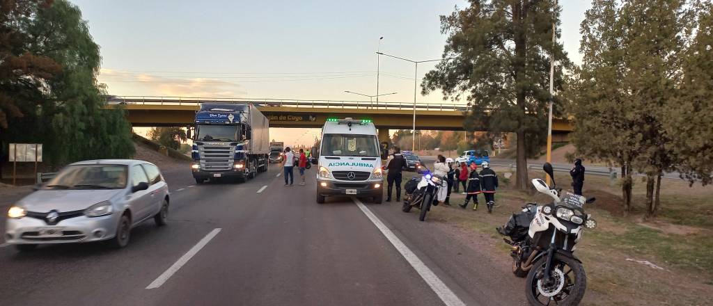 Accidente en Godoy Cruz: salió al Acceso Sur y no vio a un motociclista