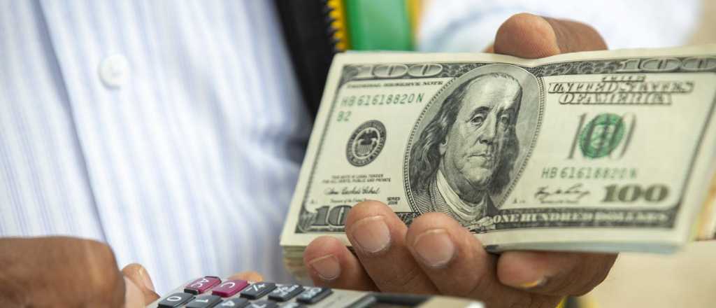 El dólar abre estable: se vende a $471