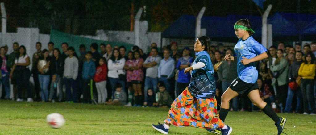 Fútbol con faldas: el equipo wichi que fue sensación en un torneo en Formosa