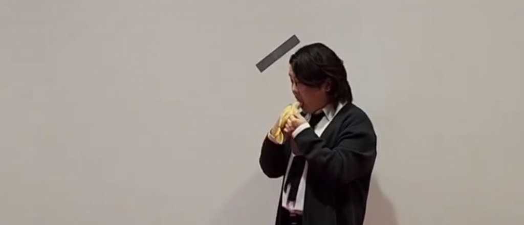 Video: un joven se comió una banana que era parte de una obra de arte