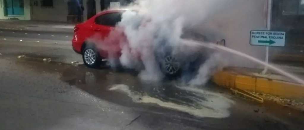 Un auto chocó contra la dársena del metrobús en Godoy Cruz y se incendió