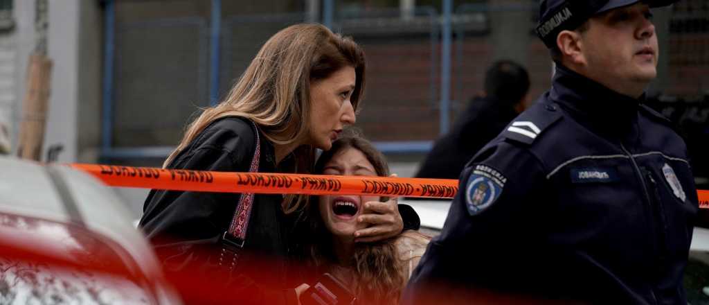 Un adolescente mató a nueve personas en una escuela de Serbia