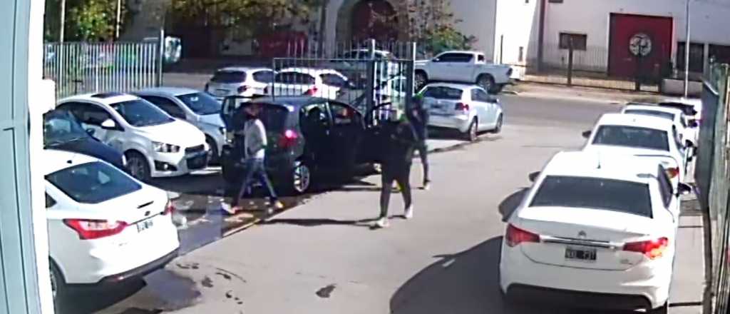 Video: 3 delincuentes asaltaron una concesionaria de autos en Guaymallén