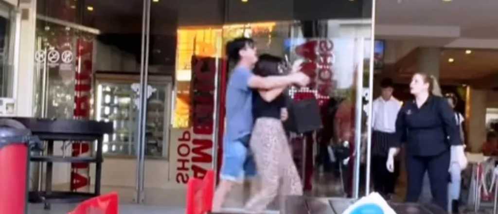 Video: una mujer golpeó a empleados de un shopping