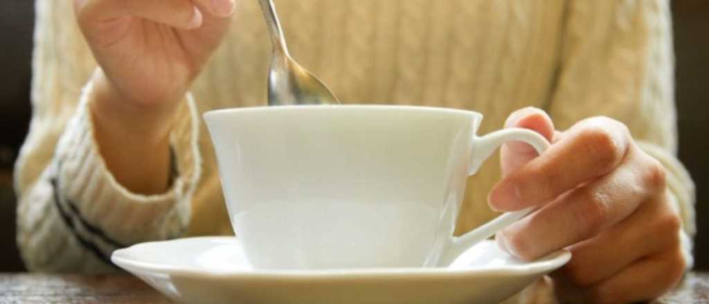 Test psicol&oacute;gico: qu&eacute; dice la forma en la que sosten&eacute;s una taza sobre vos