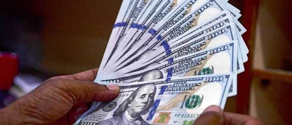 El blue baj&oacute; y cerr&oacute; la jornada a $468