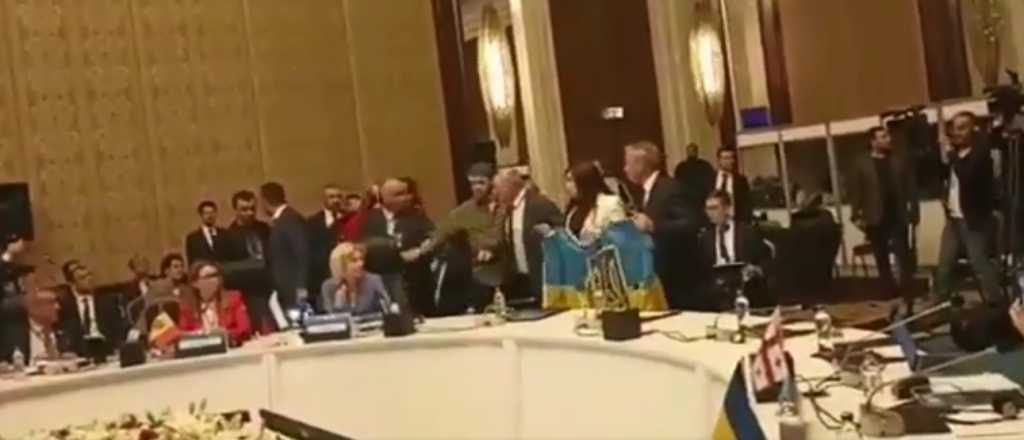 Delegados de Rusia y Ucrania, a las piñas por el robo de una bandera
