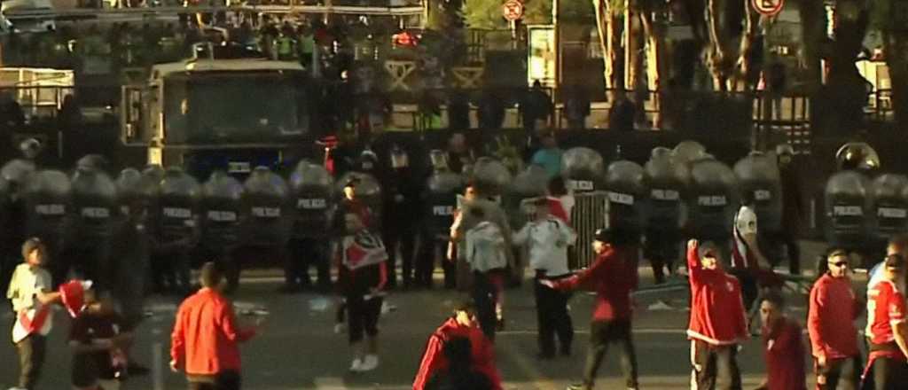 Antes del clásico, hinchas de River destrozaron todo afuera del Monumental