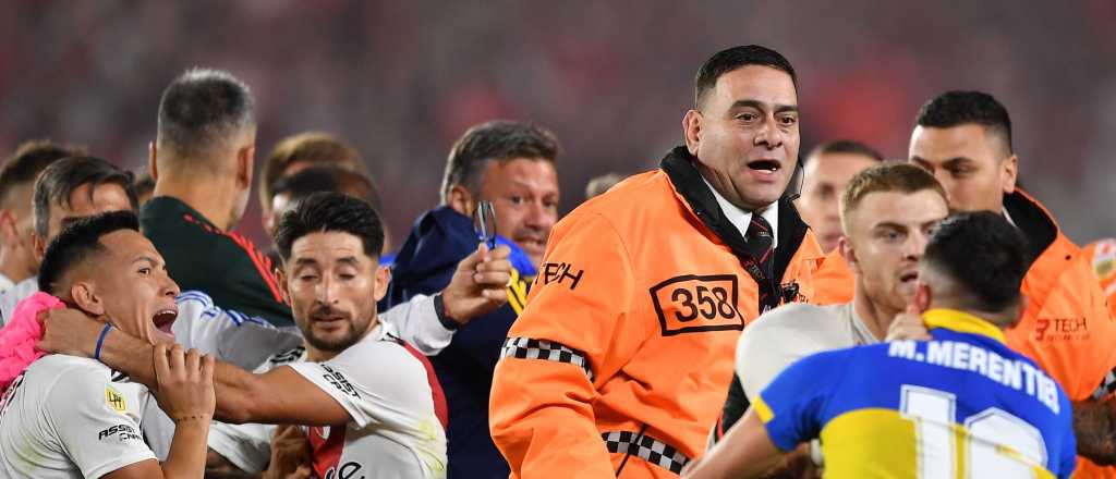 Videos: as&iacute; fue el bochornoso final del cl&aacute;sico entre River y Boca