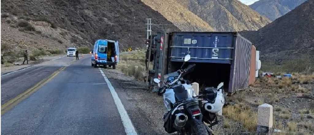 Un camión se accidentó en Alta Montaña dejando dos heridos