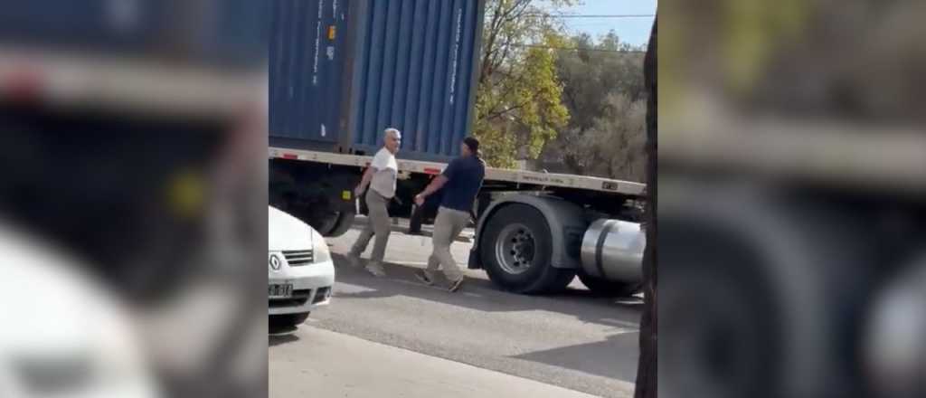 Video: un camionero atac&oacute; a otro a cuchillazos en Godoy Cruz
