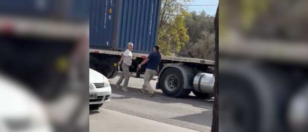 Video: un camionero atacó a otro a cuchillazos en Godoy Cruz