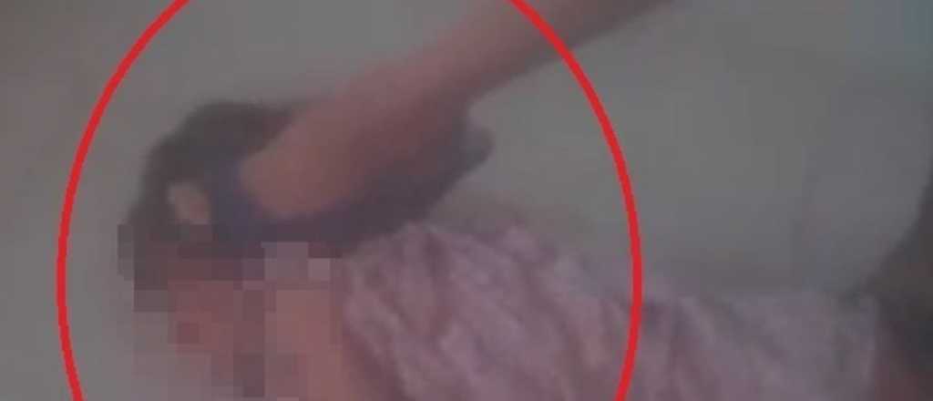 Qui&eacute;n es la mujer que se viraliz&oacute; quemando y pateando a su hija