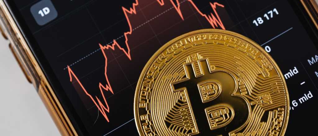 El Bitcoin roza su precio récord: cómo usar acciones para lograr ganancias