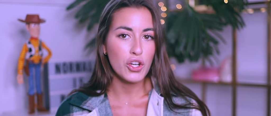 Video: una influencer admiti&oacute; haberse comido parte de su propia rodilla