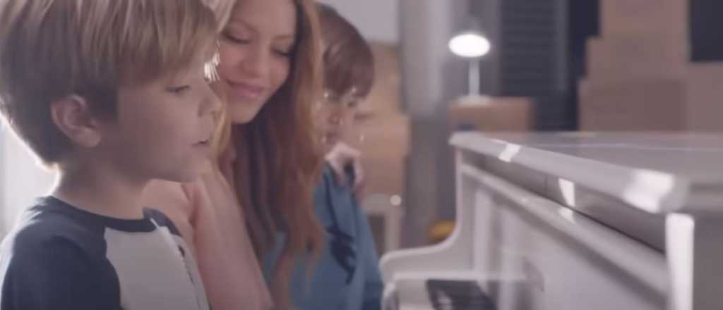 Video: Shakira presentó su nueva canción junto a sus hijos