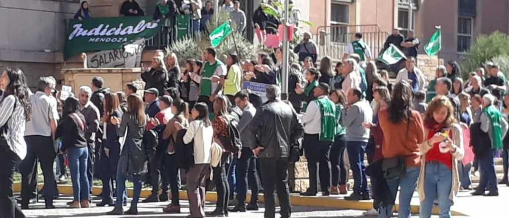 El Gobierno dará aumento por decreto a los judiciales de Mendoza