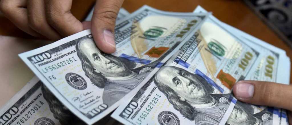 El dólar blue bajó 20 pesos este martes