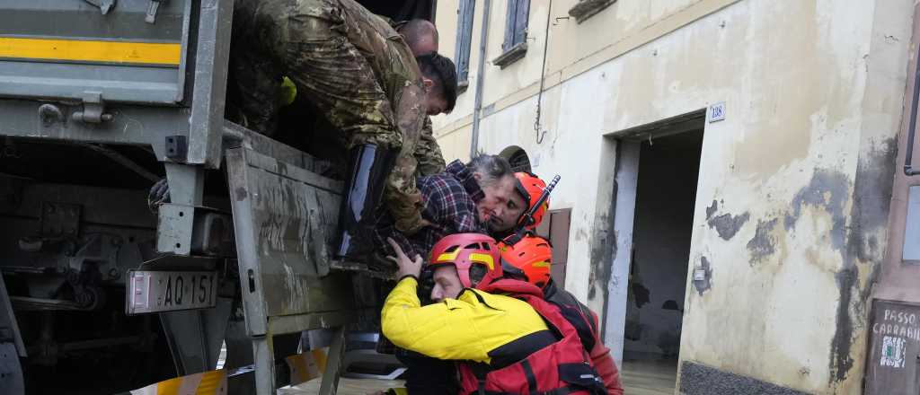 Así evacúan a italianos de las inundaciones que llevan ya 14 muertos
