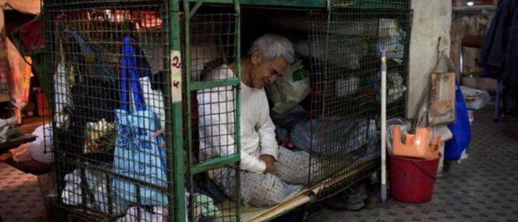 Una tiktoker argentina muestra como se vive en las "jaulas" de Hong Kong