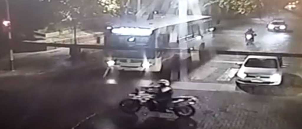 Video: chocaron un micro y un policía que custodiaba a los árbitros del Mundial