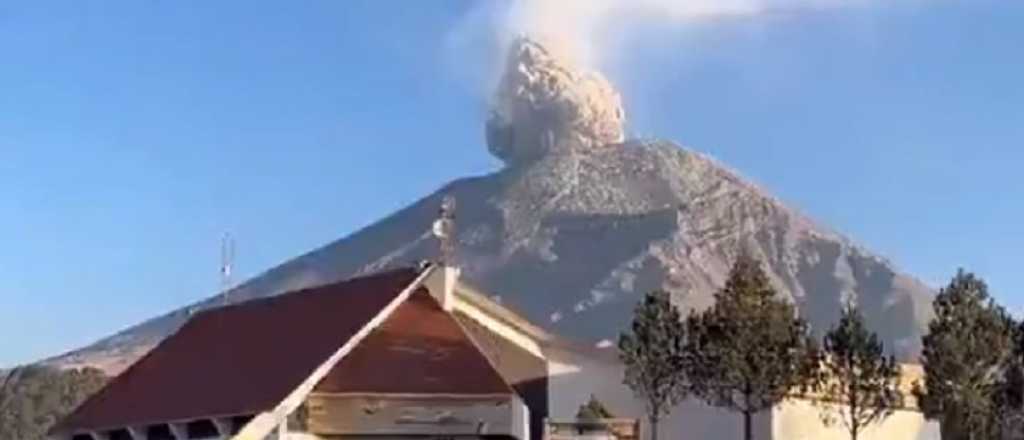 El volcán Popocatépetl emite continuamente vapor de agua, gas y cenizas