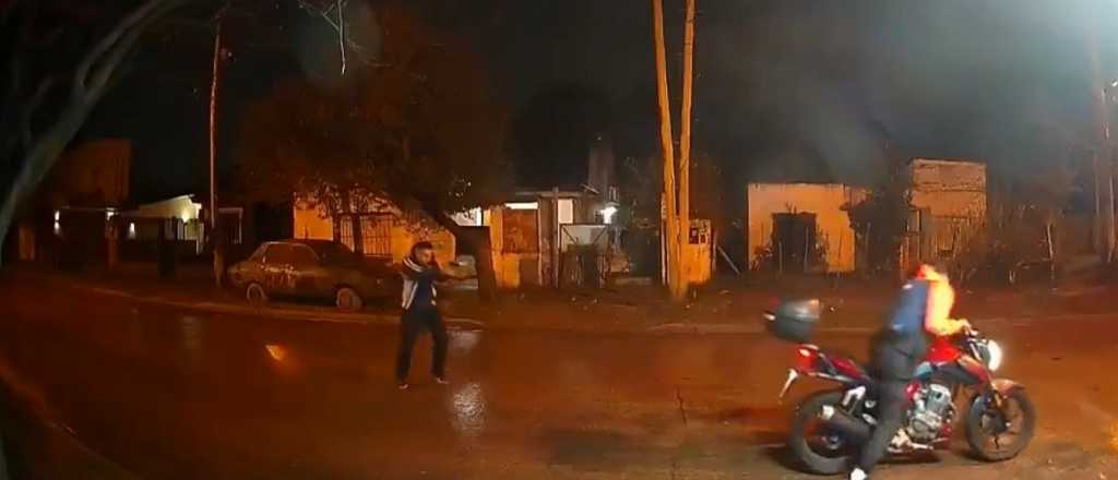 Video: un policía de civil mató a un ladrón que quiso robarle la moto en Moreno 