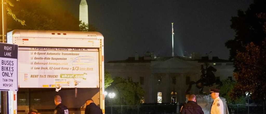 Un camión chocó las vallas de la Casa Blanca: hallaron una bandera nazi
