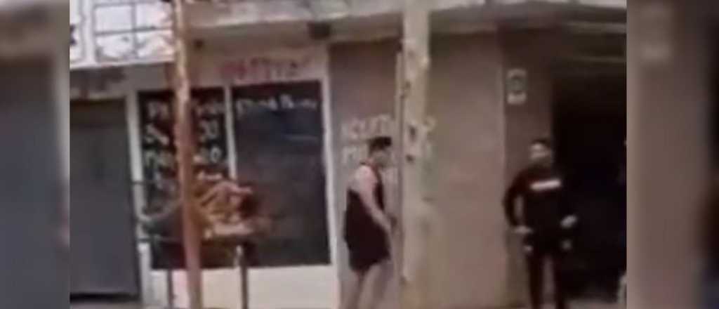 Video: atrap&oacute; a un ladr&oacute;n, le di&oacute; una paliza y lo tir&oacute; al cesto de la basura