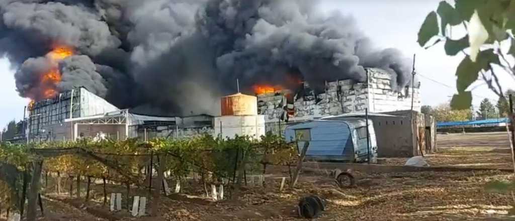 Videos y fotos: una fábrica de plástico se incendió en San Rafael 