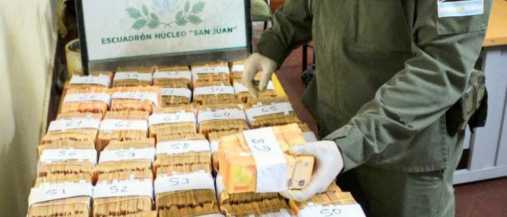 Un hombre intent&oacute; entrar a Mendoza con $82 millones ocultos sin declarar