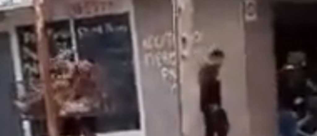 Video: le robaron, persigui&oacute; al ladr&oacute;n 9 cuadras y lo meti&oacute; en un cesto de basura