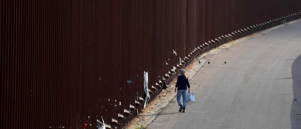 Video: arrojan a un niño por encima del muro fronterizo entre USA y México
