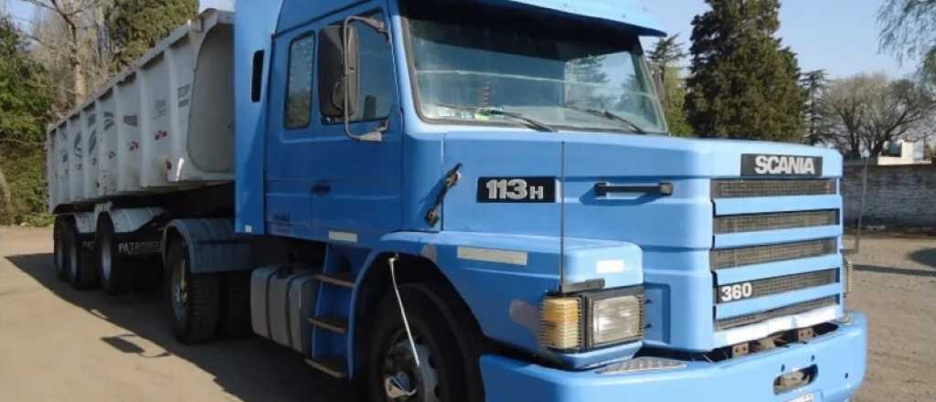 Video: un padre oblig&oacute; a su hijo de 8 a&ntilde;os a manejar un cami&oacute;n con acoplado