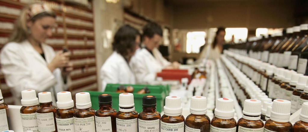 Qué es la homeopatía que genera tanto detractores como defensores 
