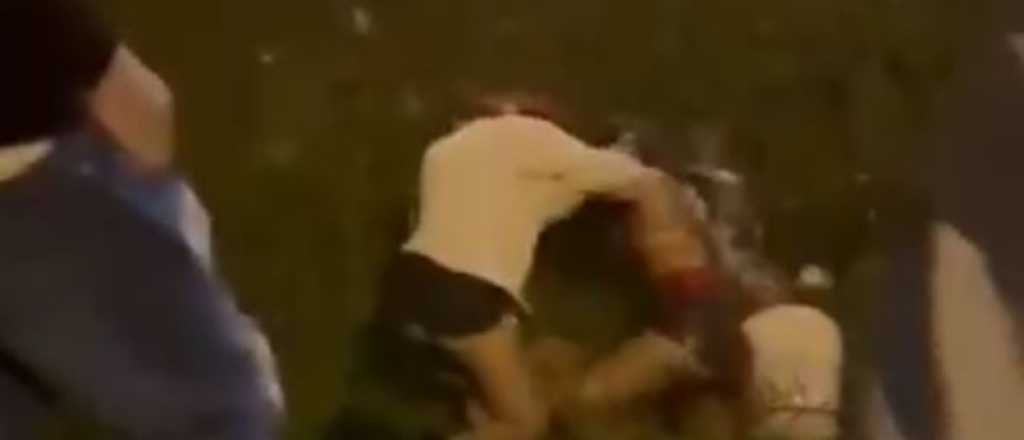 Video: tres mujeres a las pi&ntilde;as en el barro a la salida de un boliche