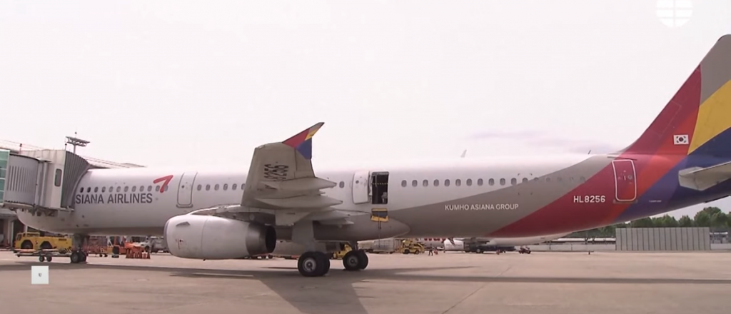 Video: un pasajero abrió la puerta de emergencia en pleno vuelo en Corea