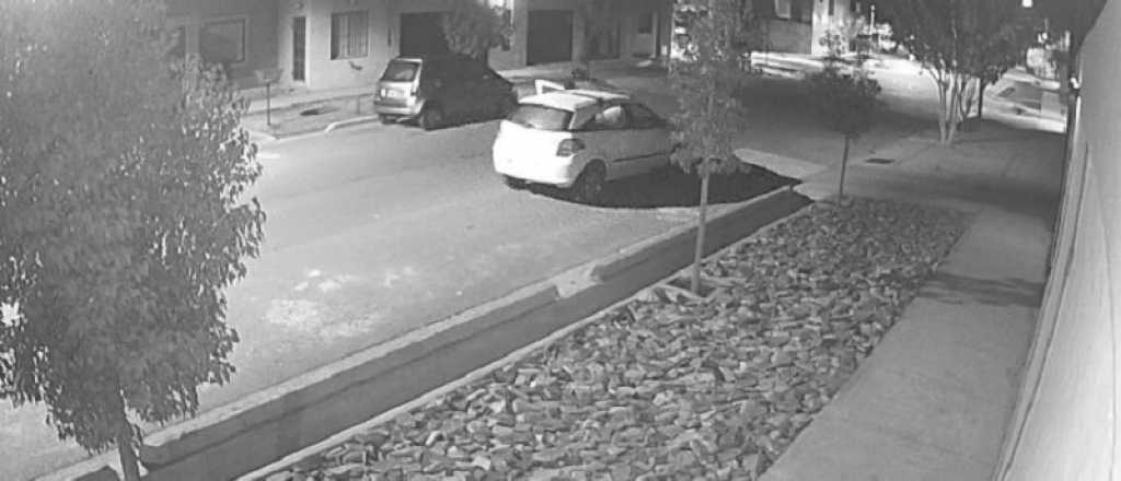 Video: un ladrón robó un auto en Maipú y se lo llevó empujándolo